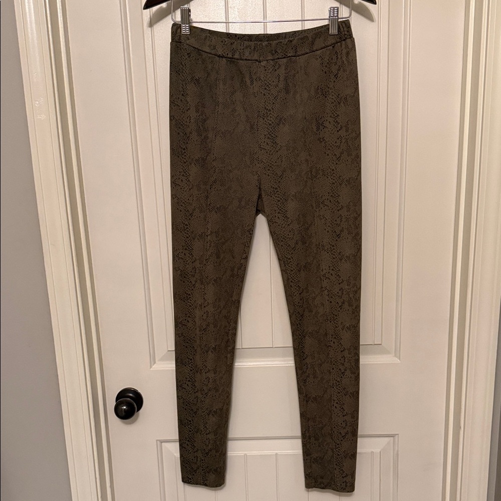 Chic Snake Print Leggings in Brown